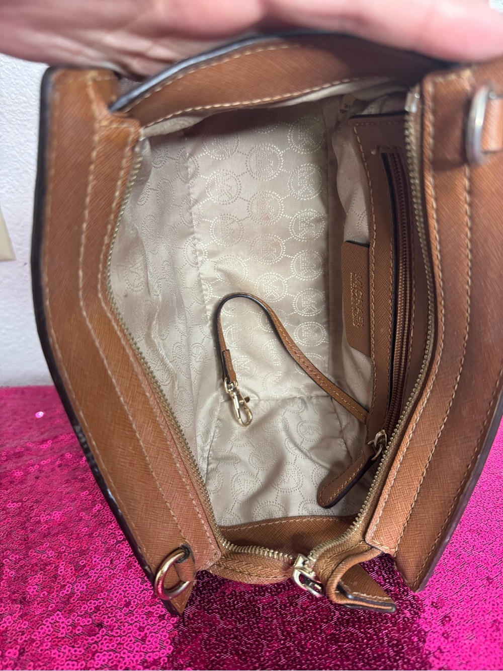 MICHAEL KORS 🤎 Tan Cosmetics Bag, Gold Zipper - Picture 6 of 11